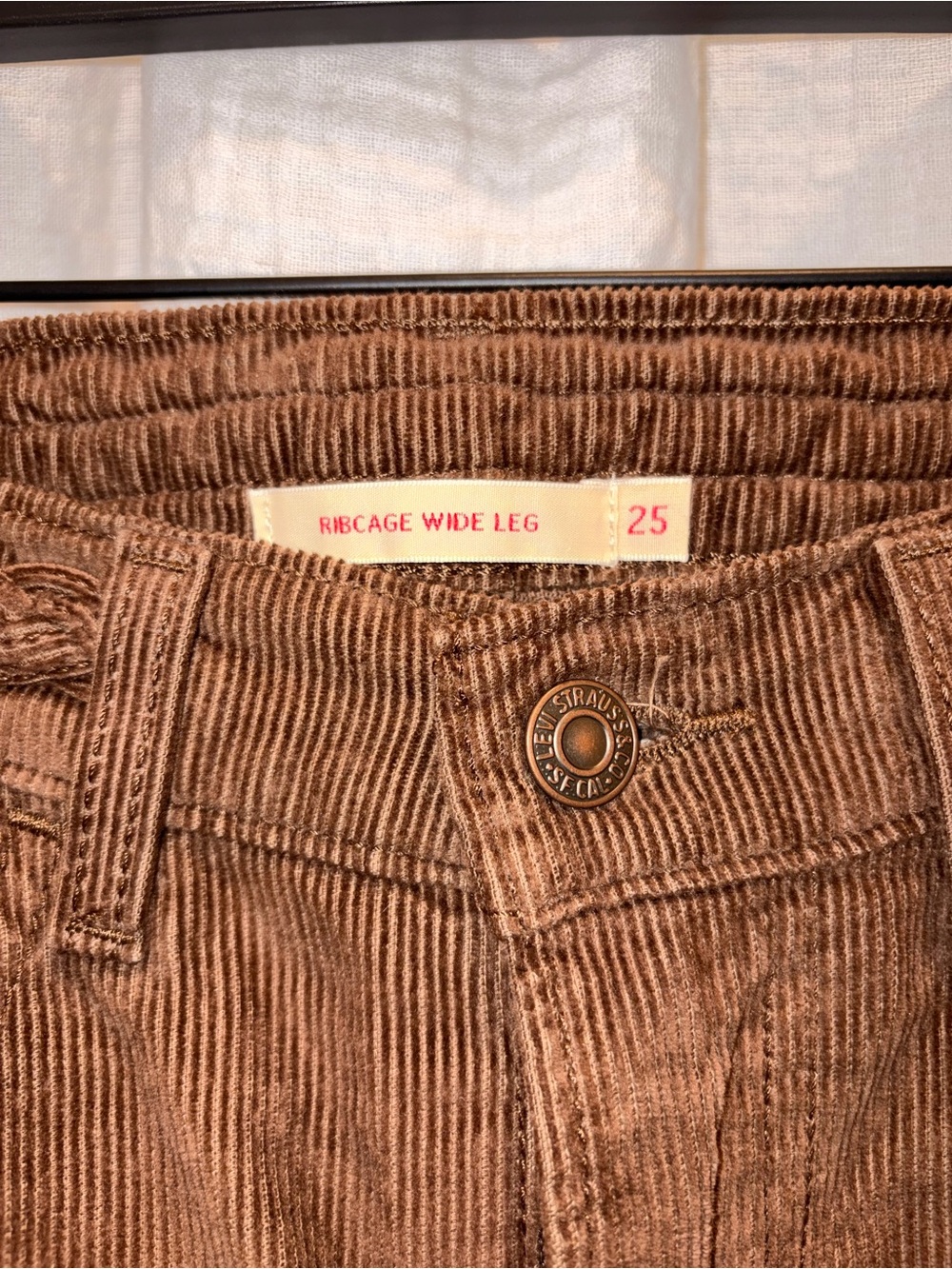 ✨ Levi's Ribcage Wide-Leg Corduroy Pants in Brown - Picture 4 of 7